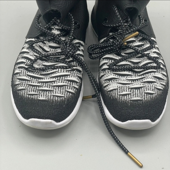 Nike Womens Roshe 2 Hi Flyknit Black White Sneakerboots 861708-002 Size 7.5 - Picture 10 of 11